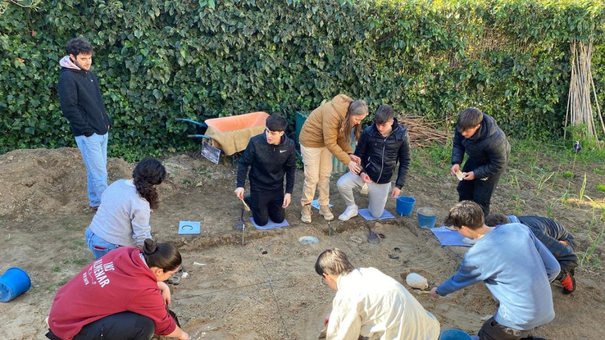 Un momento de la excavación que recrearon los alumnos del INS Almenar. - INS ALMENAR