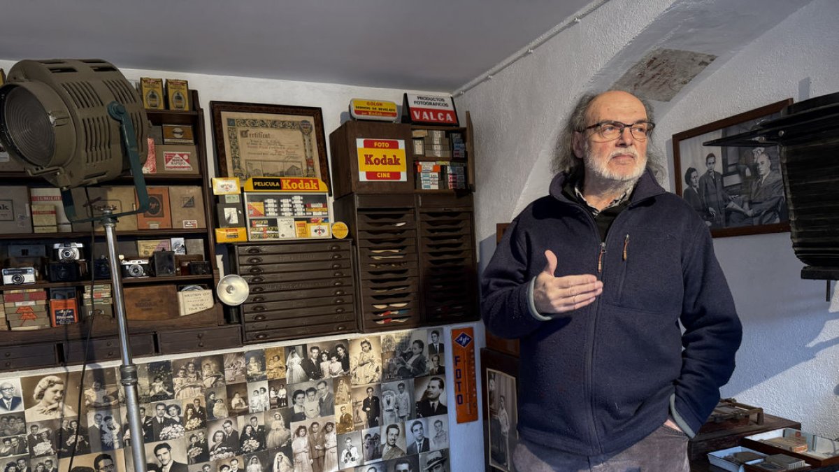Cisco Farràs, en la recreación del estudio del fotógrafo Silvio Gordó. - ACN