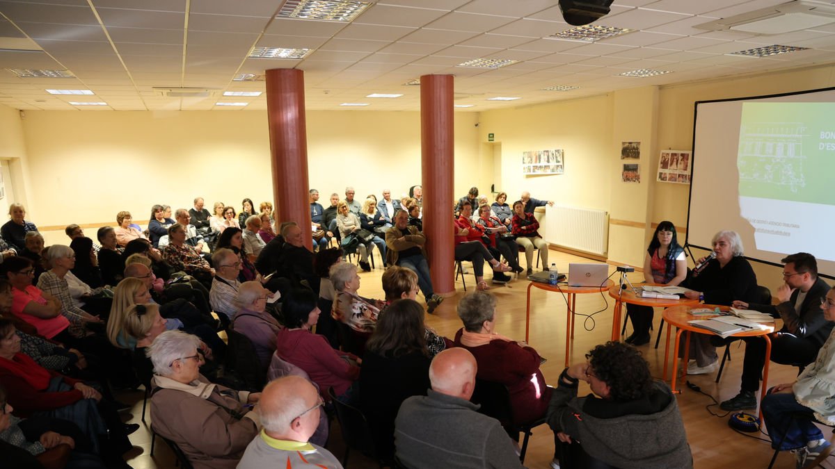 La reunión sobre la nueva tasa de basuras congregó a un centenar de vecinos en el centro cívico. - AMADO FORROLLA