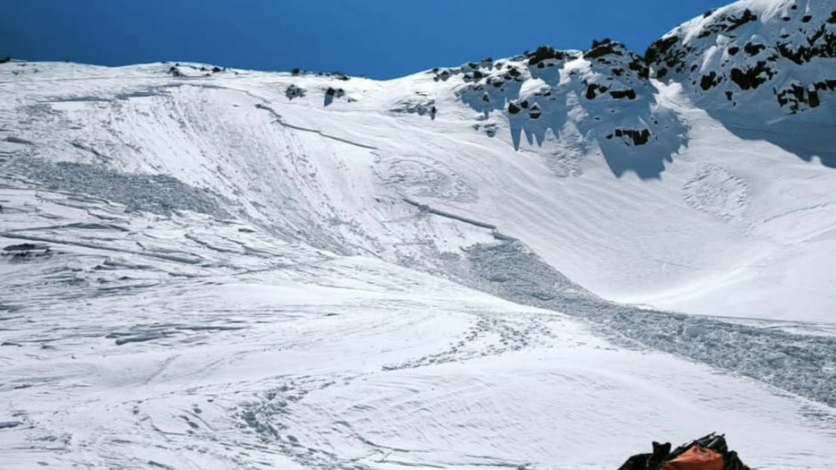 Imagen del alud, que se produjo el domingo en el pico de Lhucà, en Naut Aran. - POMPIÈRS EMERGÉNCIES