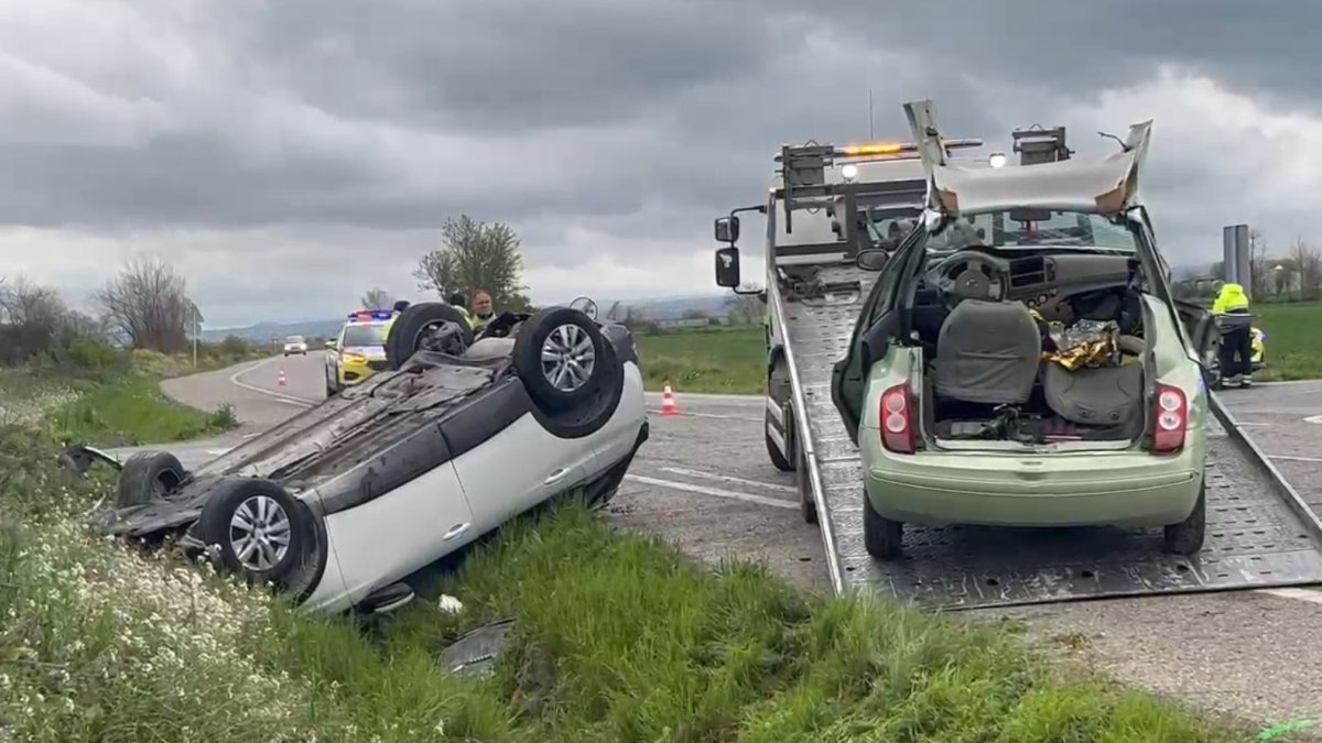 Dos ferits en un aparatós xoc entre dos turismes a l'N-II a Castellnou de Seana