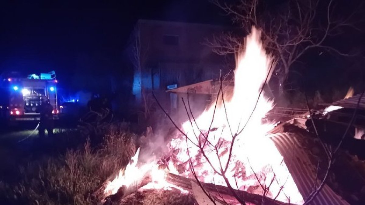 L'incendi en una pila de llenya en una masia de Ponts.