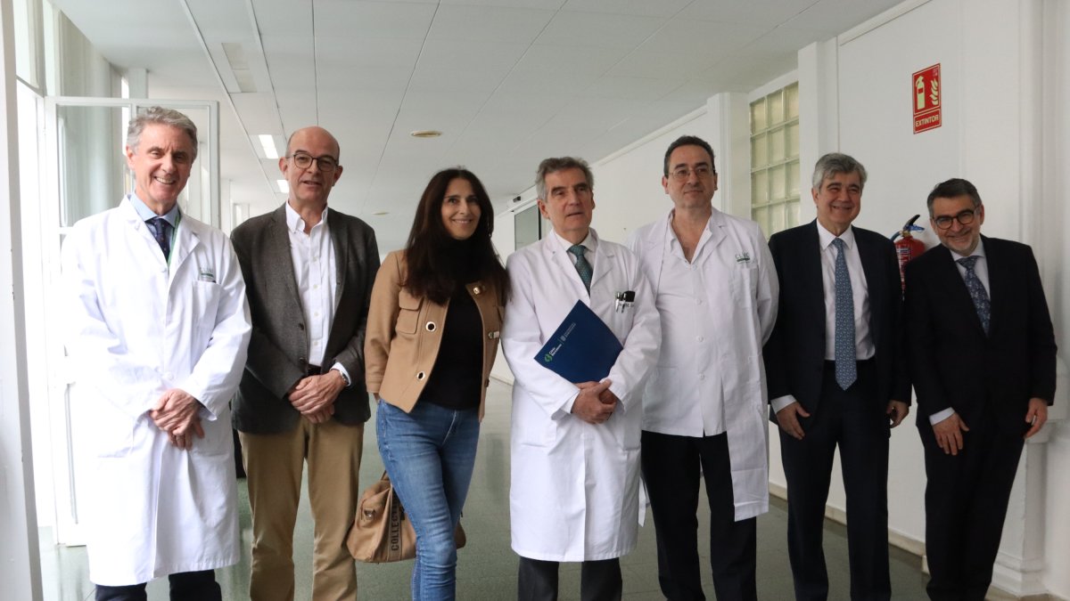 El director general del Hospital Clínic, Josep Maria Campistol (centro), con los responsables del programa de CAR-T, una paciente tratada con esta terapia celular y dirigentes del Departamento de Salud y la Caixa, antes de una rueda de prensa.