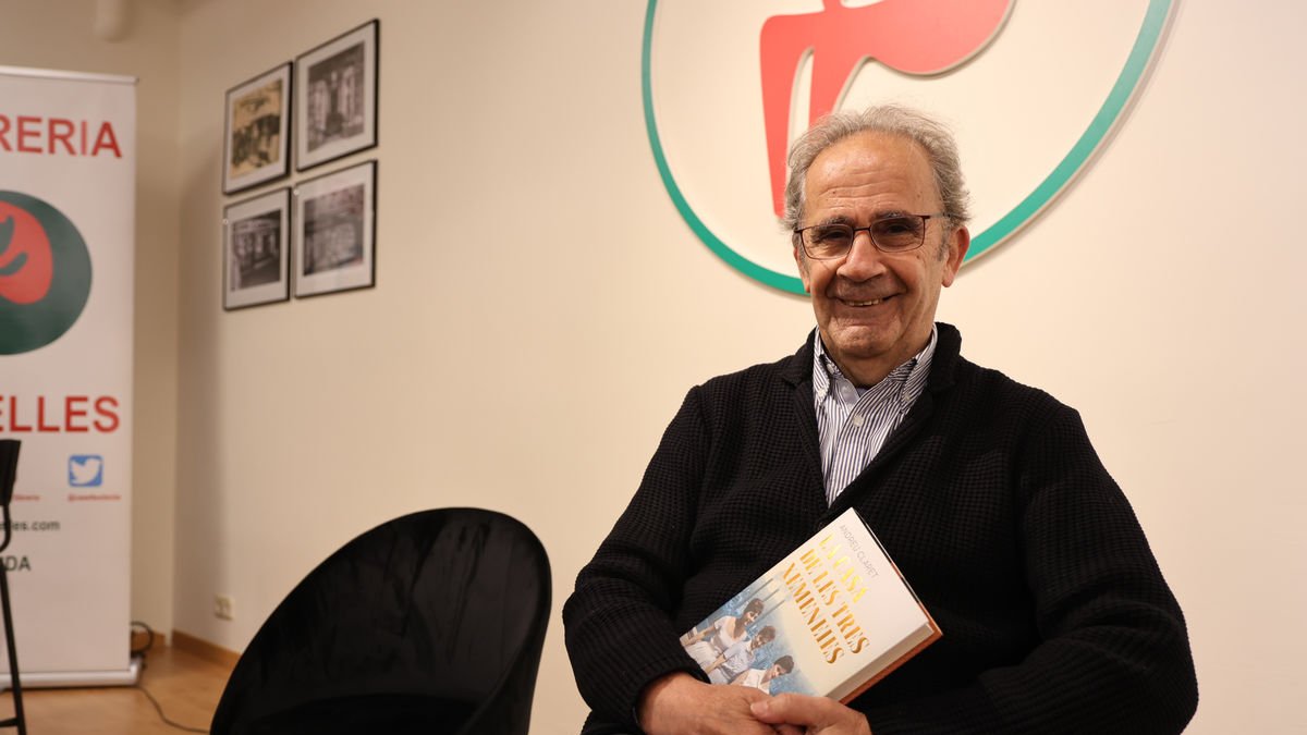 El escritor Andreu Claret presentó ayer en la librería Caselles la novela ‘La casa de les tres xemeneies’. - AMADO FORROLLA