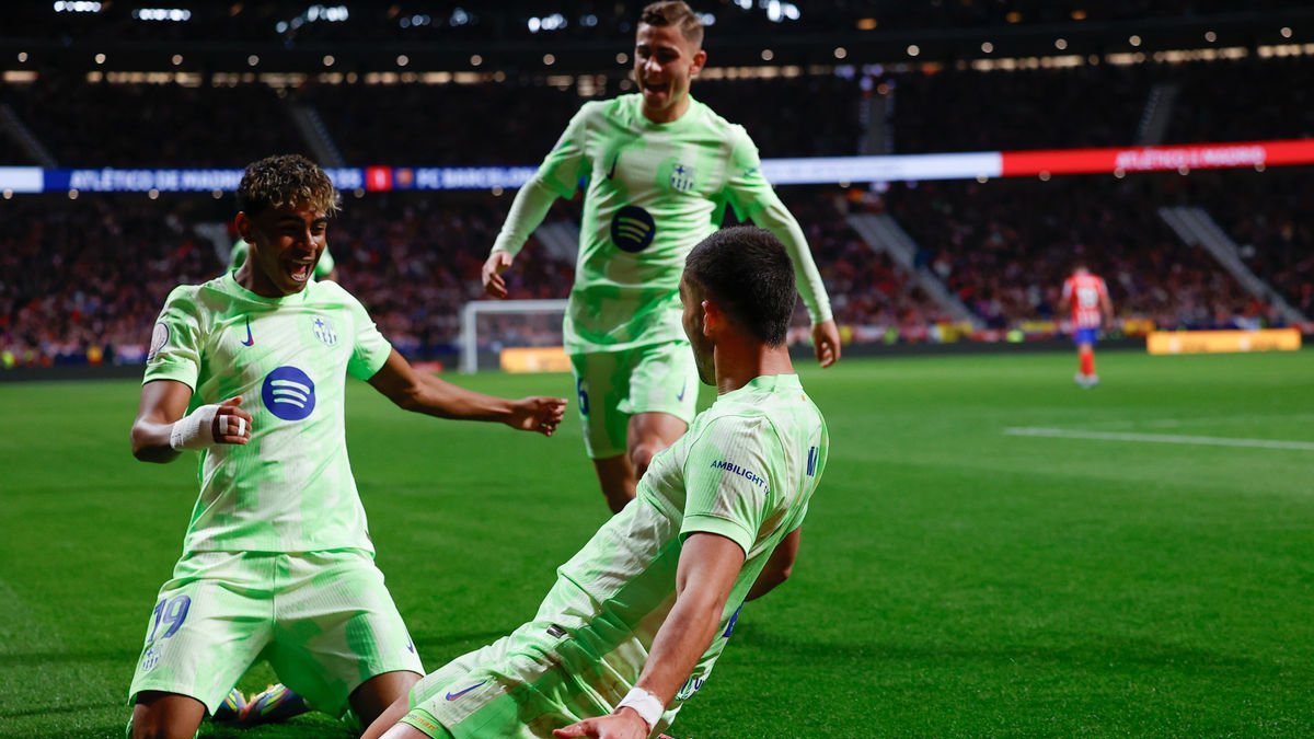 Ferran Torres celebra el gol de la victoria, que llevaba al Barça a a final, junto a Lamine Yamal y Fermín. - EUROPA PRESS