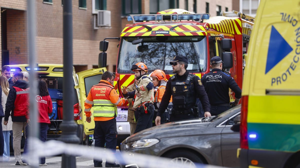 Bomberos y sanitarios en las inmediaciones del garaje. - EFE/ RODRIGO JIMÉNEZ