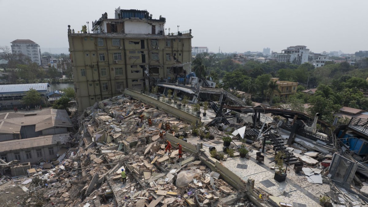 Un edifici destruït a la ciutat de Mandalay després del terratrèmol. - EUROPA PRESS / CONTACTO / CAI YANG