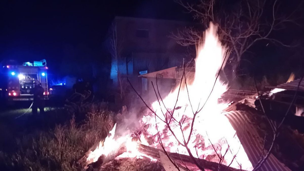 En l’extinció van participar dos dotacions. - BOMBERS