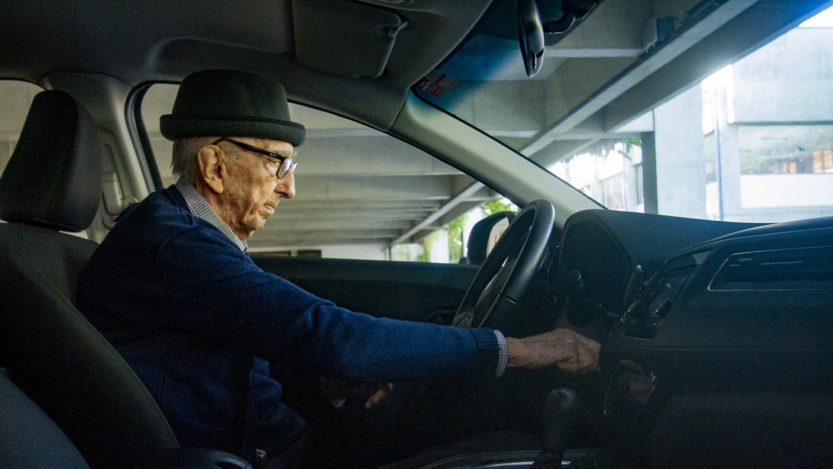 Un ancià al volant d’un cotxe.