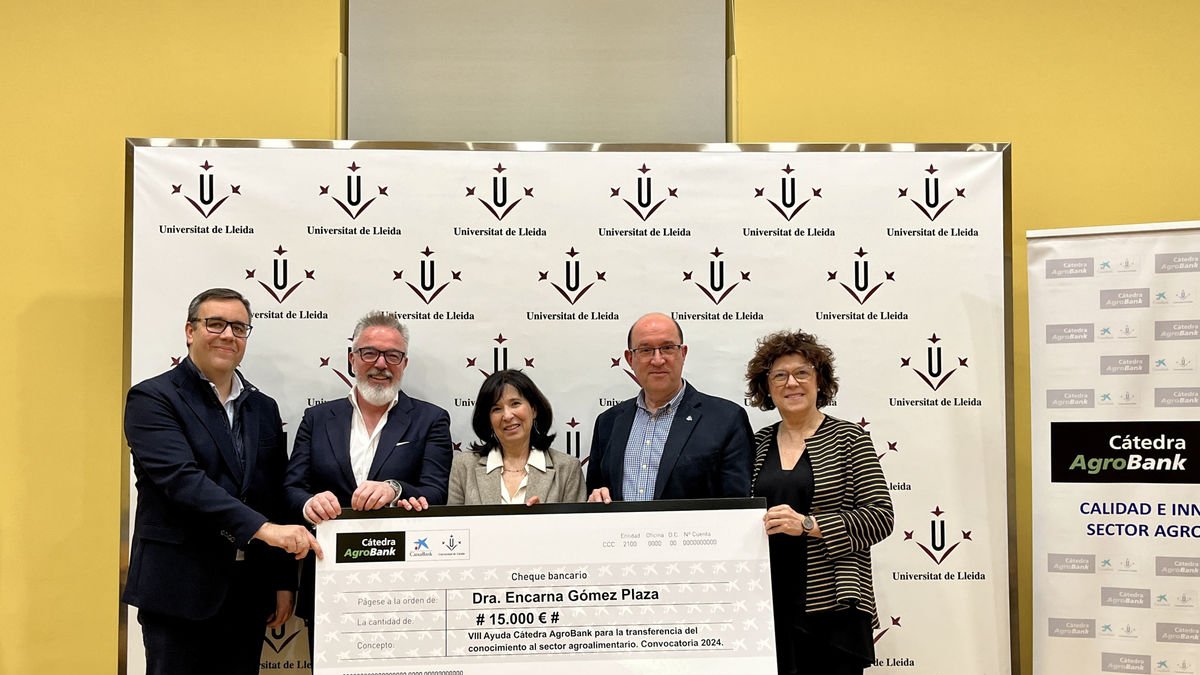 Los premiados, con representantes de la UdL y AgroBank. - PREMSA UDL