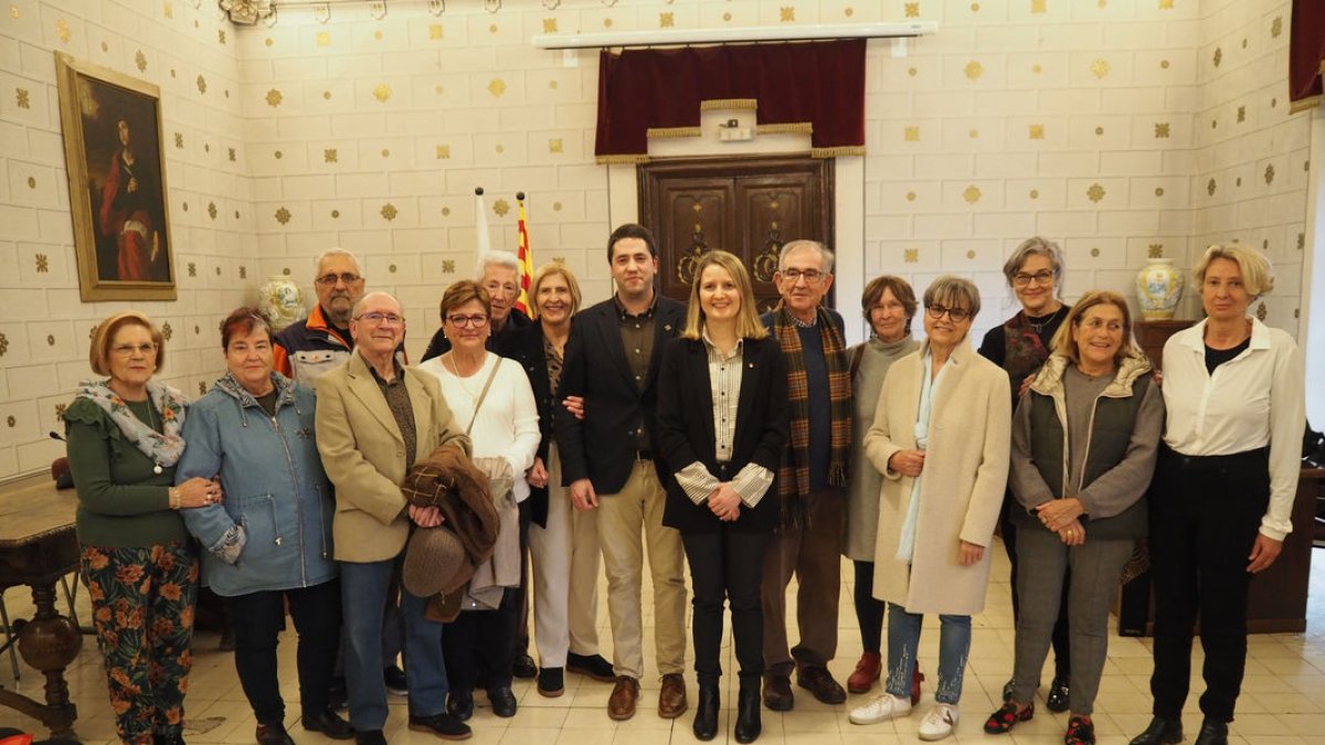 La consellera Martínez y el alcalde Barrera, con vecinos mayores. - AYUNTAMIENTO DE LA SEU D’URGELL