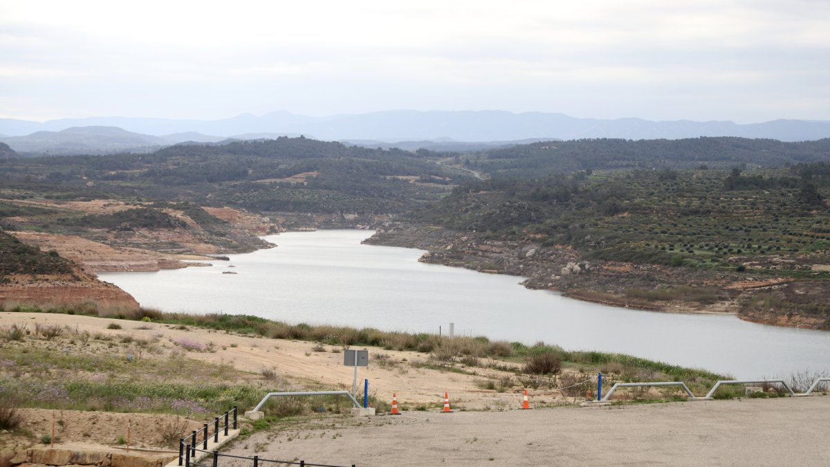 Una vista de l'embassament de l'Albagés aquest divendres, amb 6 hectòmetres cúbics d'aigua malgrat que la seua capacitat és d'uns 80.