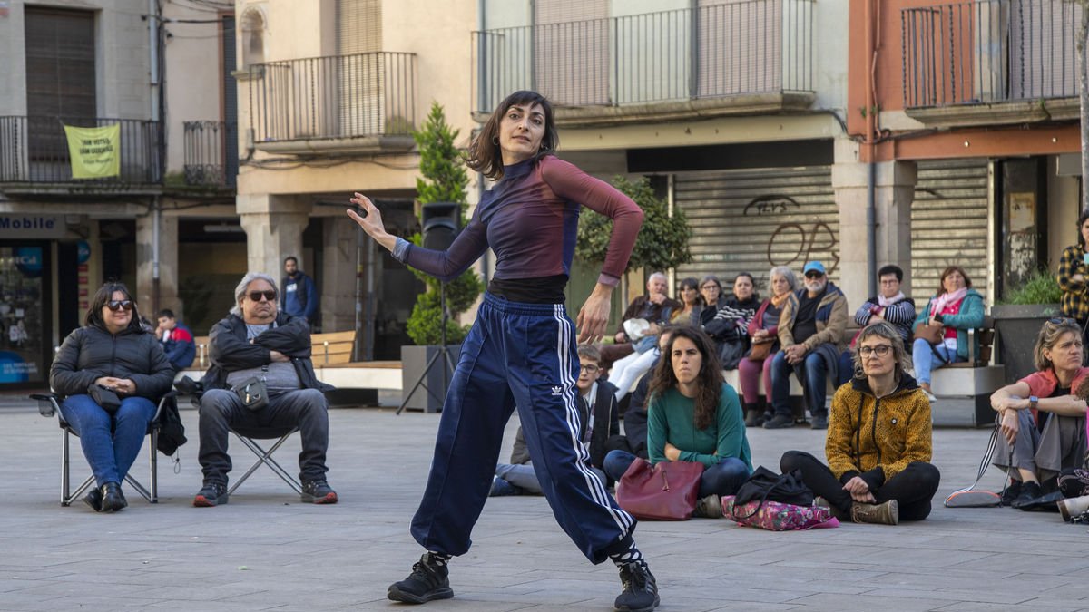 La plaça Major va acollir ahir l’assaig de ‘Granotes al cel, aigua a la terra’, de Banda Esfèrica. - LAIA PEDRÓS