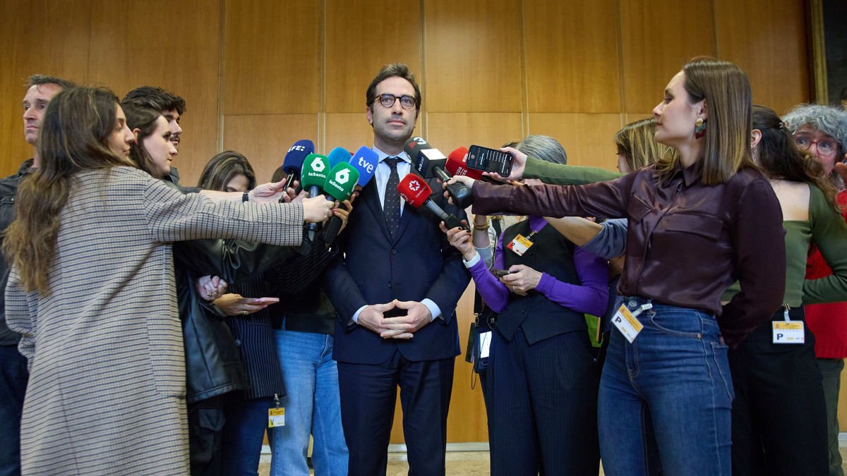 El ministre Carlos Cuerpo atenent ahir els mitjans. - EUROPA PRESS