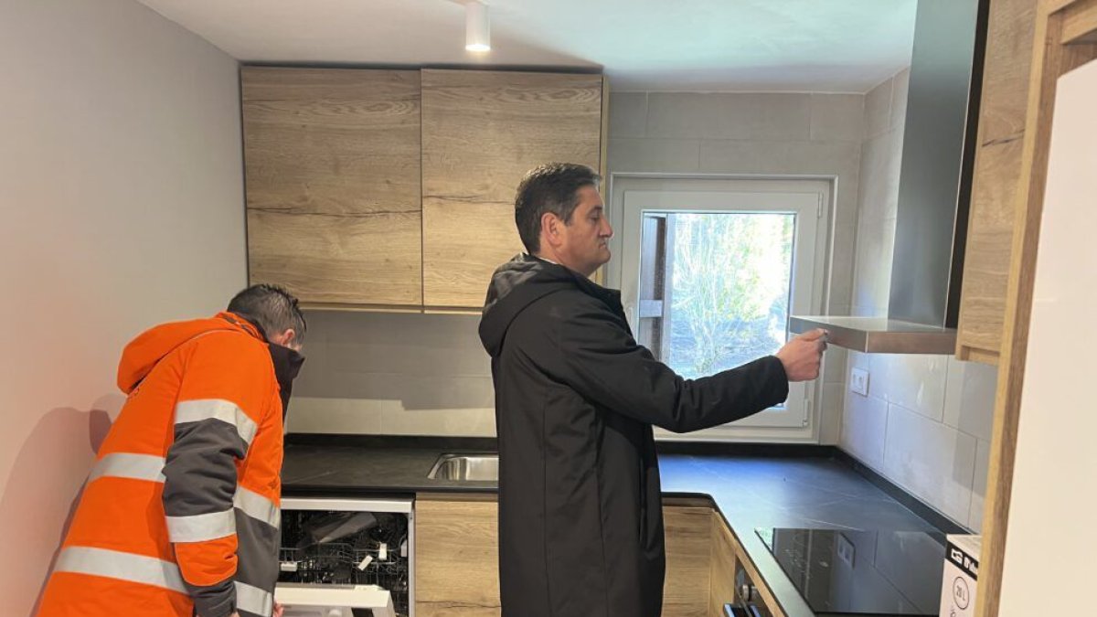 Eth baile, César Ruiz-Canela, pendent ua visita as òbres deth pis en març. - AJUNTAMENT DE NAUT ARAN