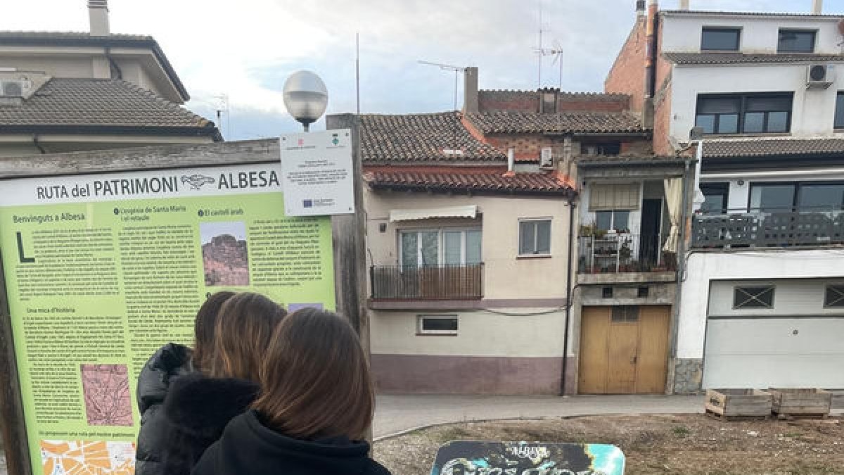 Joves davant d’un dels cartells de la gimcana. - A. ALBESA