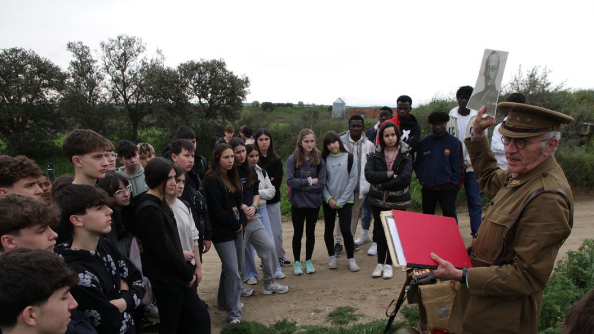 Antoni Bardavio, que encarna el capità Barrera, explicant a un grup d’escolars el dia a dia dels soldats al Merengue. - M. CODINAS