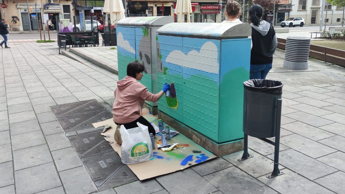 Alumne de l’Escola d’Art Municipal Leandre Cristòfol treballant en la intervenció artística amb grafit que s’està duent a terme en 7 armaris d’instal·lacions de Lleida