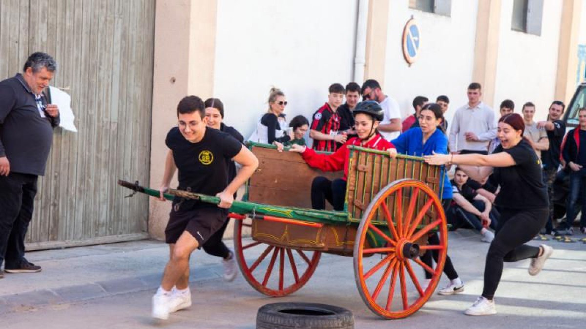 La ‘Ruckada’, gincana itinerante, fue una de las actividades estrella ayer en los Tres Tombs. - LAIA PEDRÓS