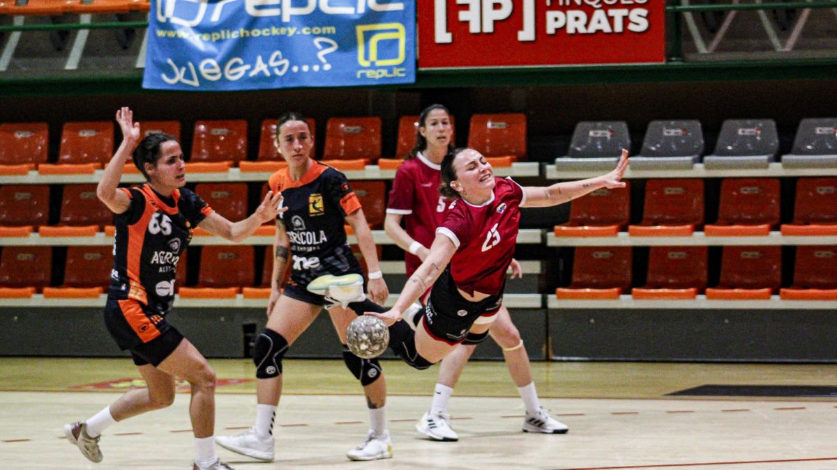 Valentina Bastarrica intenta un lanzamiento en una acción del partido de ayer. - INGRID SEGURA