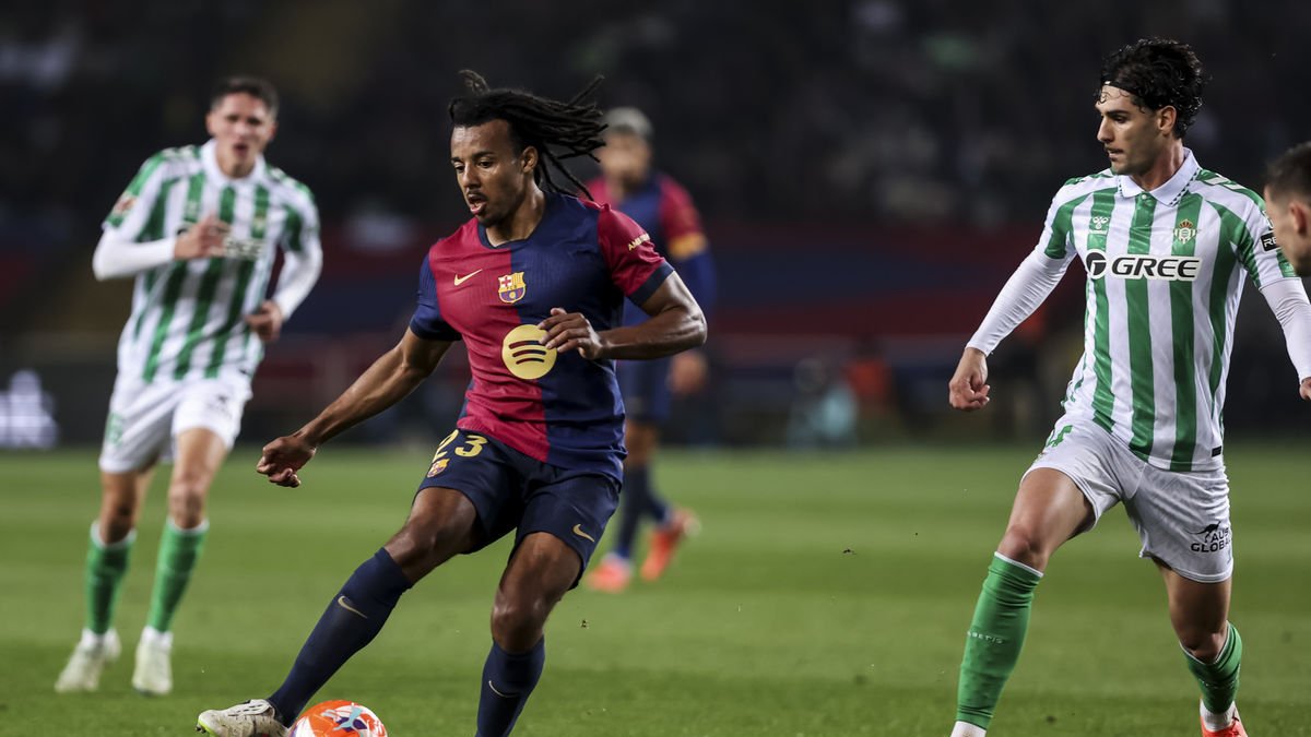 Lewandowski hace un gesto en una acción del partido. - EUROPA PRESS