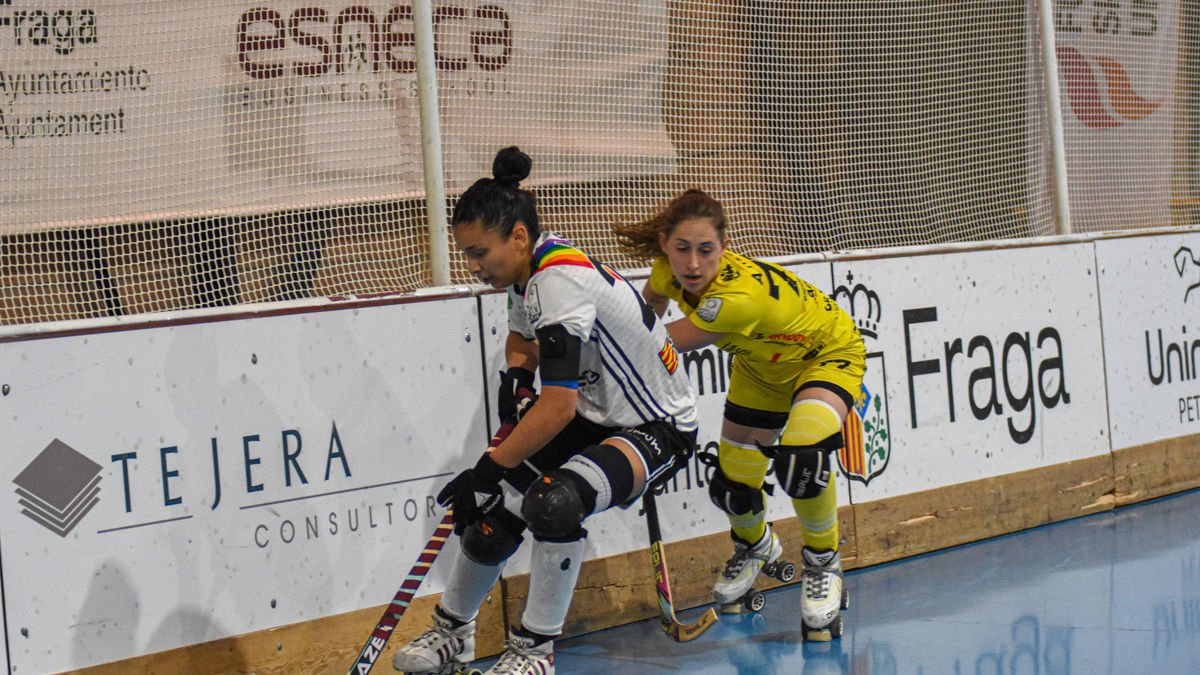 Adri Soto, una de les jugadores més actives del Fraga, protegeix la bola davant d’Ana Horche. - CLARA LIÁÑEZ