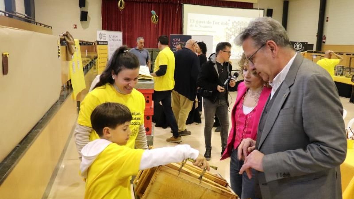 El presidente de la Diputación, Joan Talarn, visitando ayer el certamen. - DIPUTACIÓN