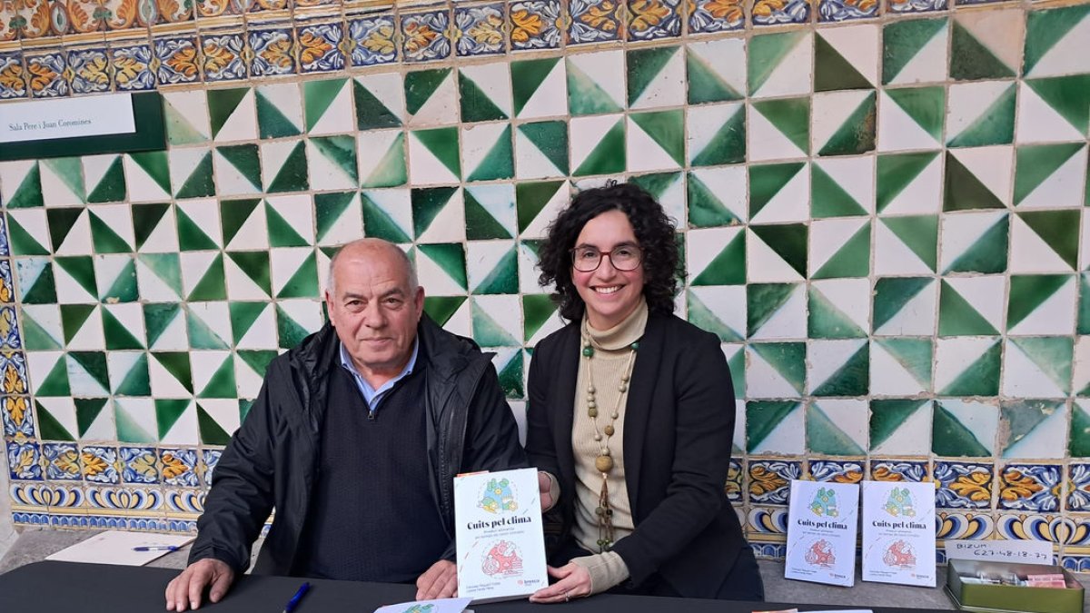 Francesc Reguant y Lorena Farràs, autores de ‘Cuits pel clima’, con ejemplares de su libro.