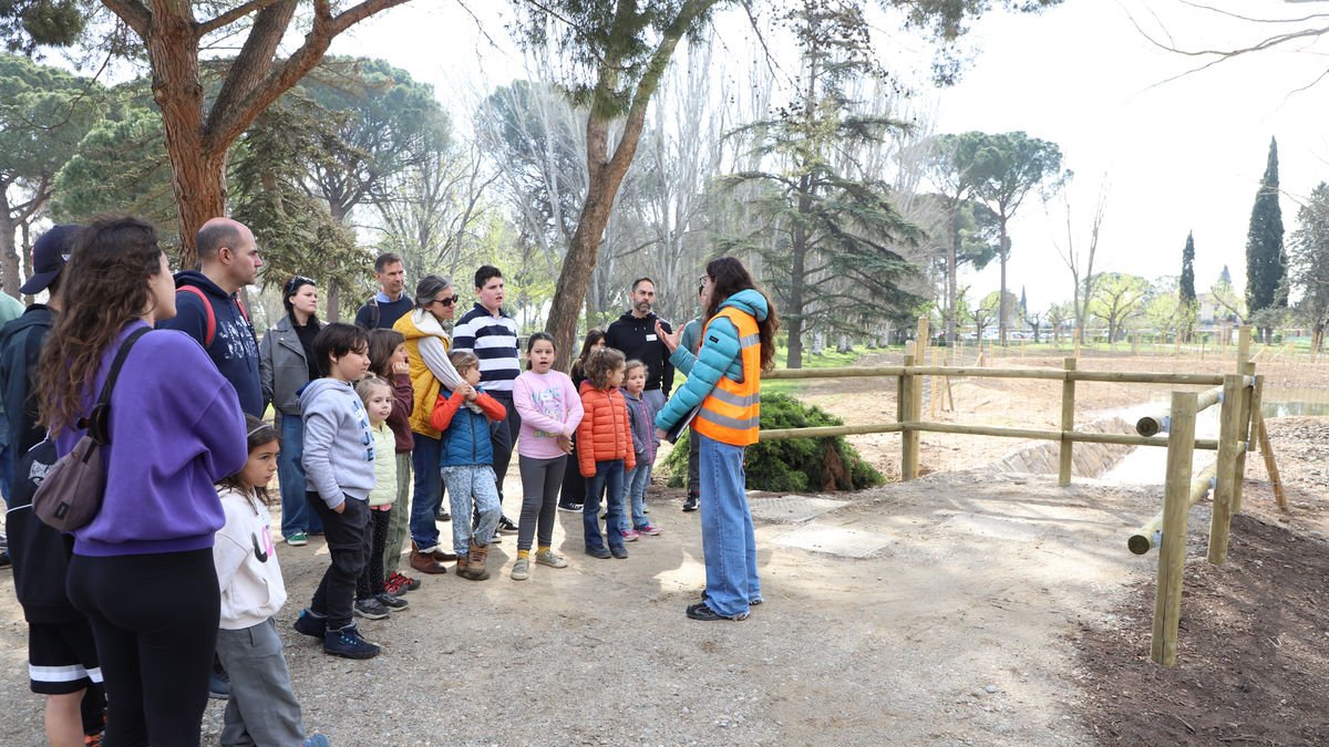 Els veïns van participar en visites guiades per la zona renaturalitzada del parc de les Basses. - MAGDALENA ALTISENT