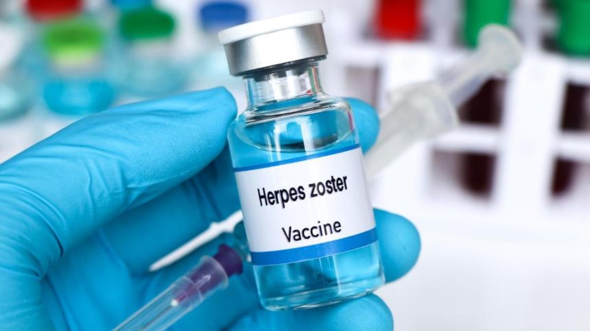 Un vial de la vacuna del herpes zóster