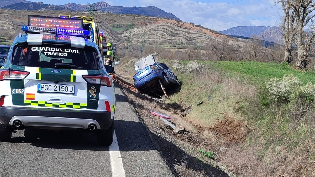 Els dos ocupants del cotxe accidentat van ser hospitalitzats. - GUÀRDIA CIVIL
