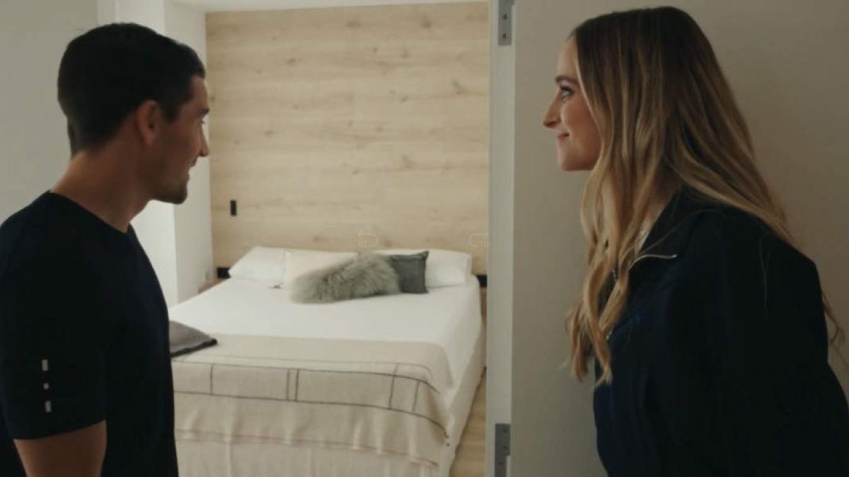 Bojan Krkic enseña la habitación de invitados a Núria Moliner. - TV3