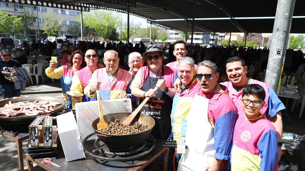 El vermut y comida popular se celebró en el aparcamiento del Barris Nord. - MAGDALENA ALTISENT