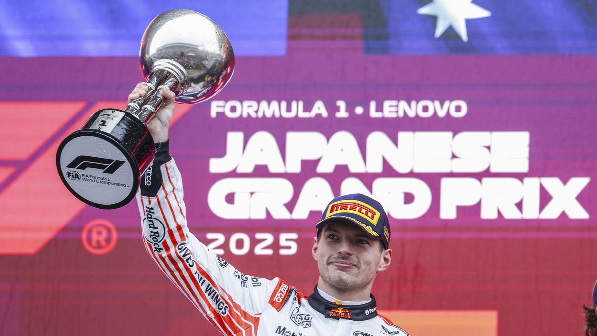 Verstappen alza el trofeo de ganador del GP de Japón. - EFE/EPA/FRANCK ROBICHON