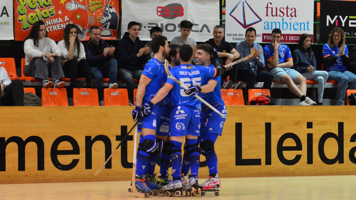 Jugadores del Pons Lleida celebran el gol que marcaron. - SEBAS MONCUSÍ