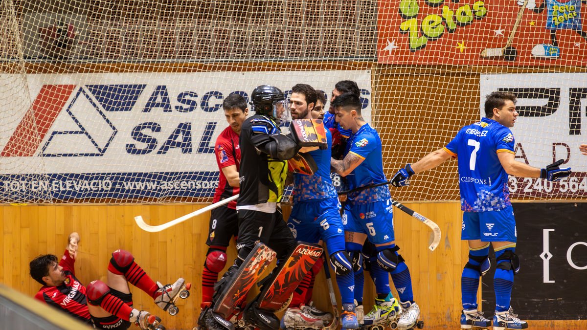 Una targeta blava a Antonio Miguélez va provocar aquesta enganxada entre jugadors de tots dos equips al principi de la segona part. - ANIOL MORAL