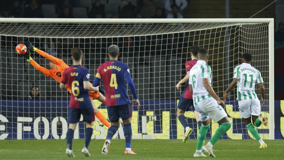 El porter Szczesny fa una parada en el partit contra el Betis. - EFE