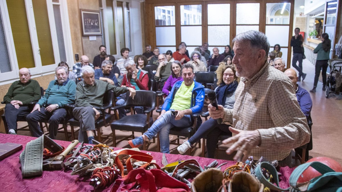 Gabriel Balcells mostra el material amb què van obrir la Via Tàrrega fa mig segle a la Roca dels Arcs al local de l’Ateneu. - LAIA PEDRÓS
