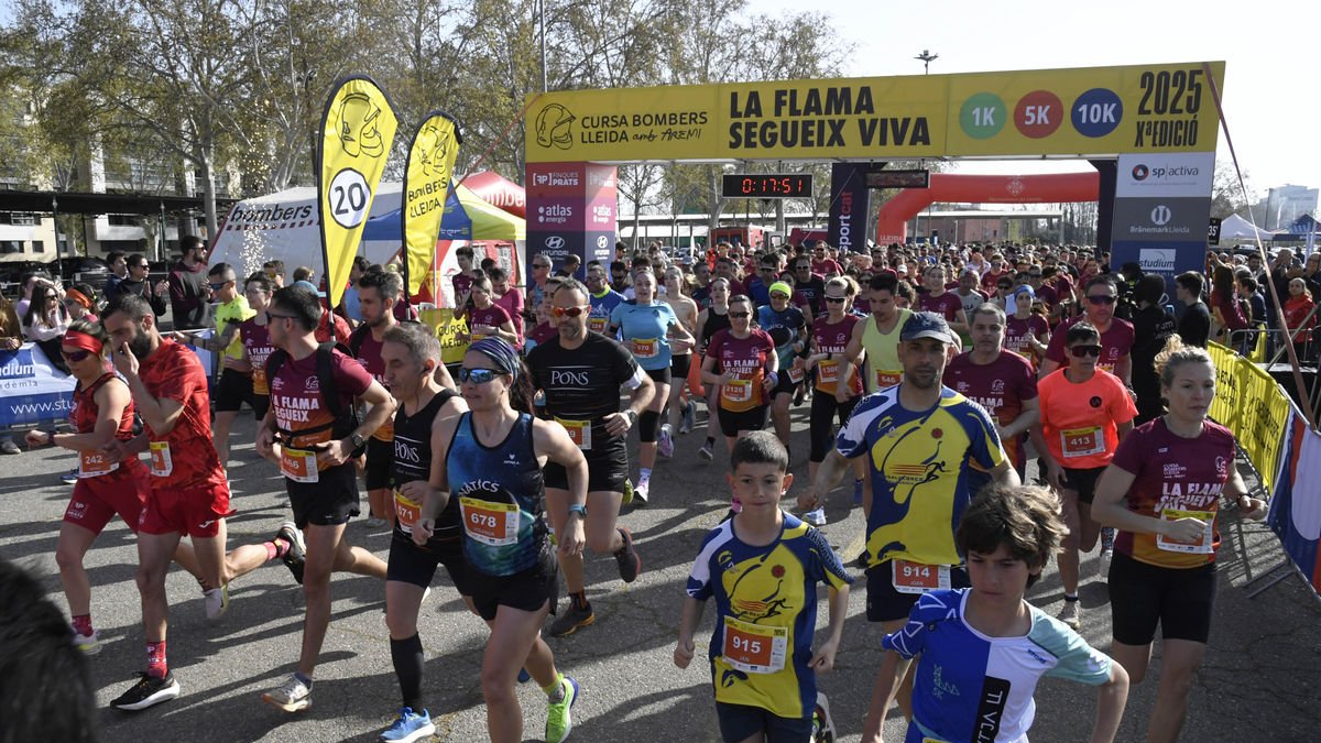 El retorn de la Cursa Bombers Lleida va ser tot un èxit i va agrupar milers de persones al recinte Fira de Lleida de Cappont, lloc de l’inici i de l’arribada de la carrera. - SANTI IGLESIAS