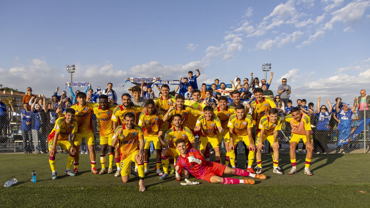 Els jugadors del Lleida celebren la victòria juntament amb l’afició desplaçada a Premià de Dalt. - JORDI ECHEVARRIA