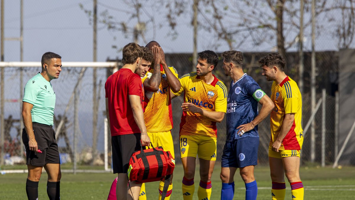 Neyder Lozano surt del camp entre llàgrimes. - JORDI ECHEVARRIA