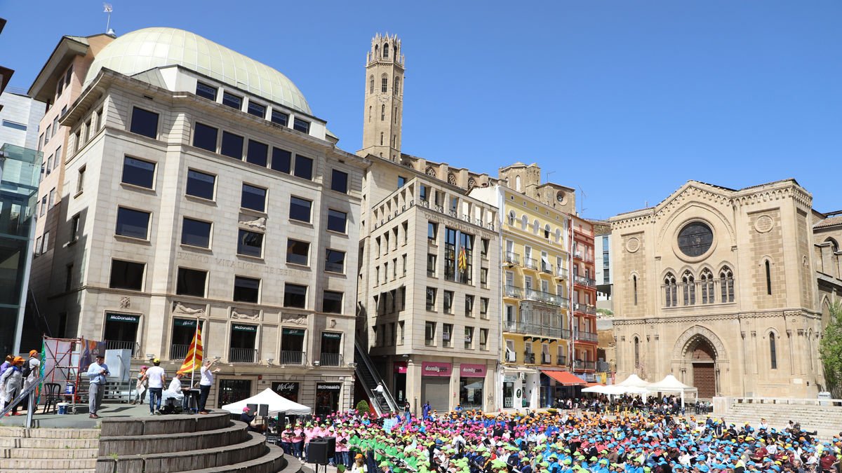 La plaça Sant Joan va ser el punt d’inici i final del Lleida Canta, que va culminar amb un recital multitudinari dels 1.200 cantaires procedents de tot Catalunya. - MAGDALENA ALTISENT
