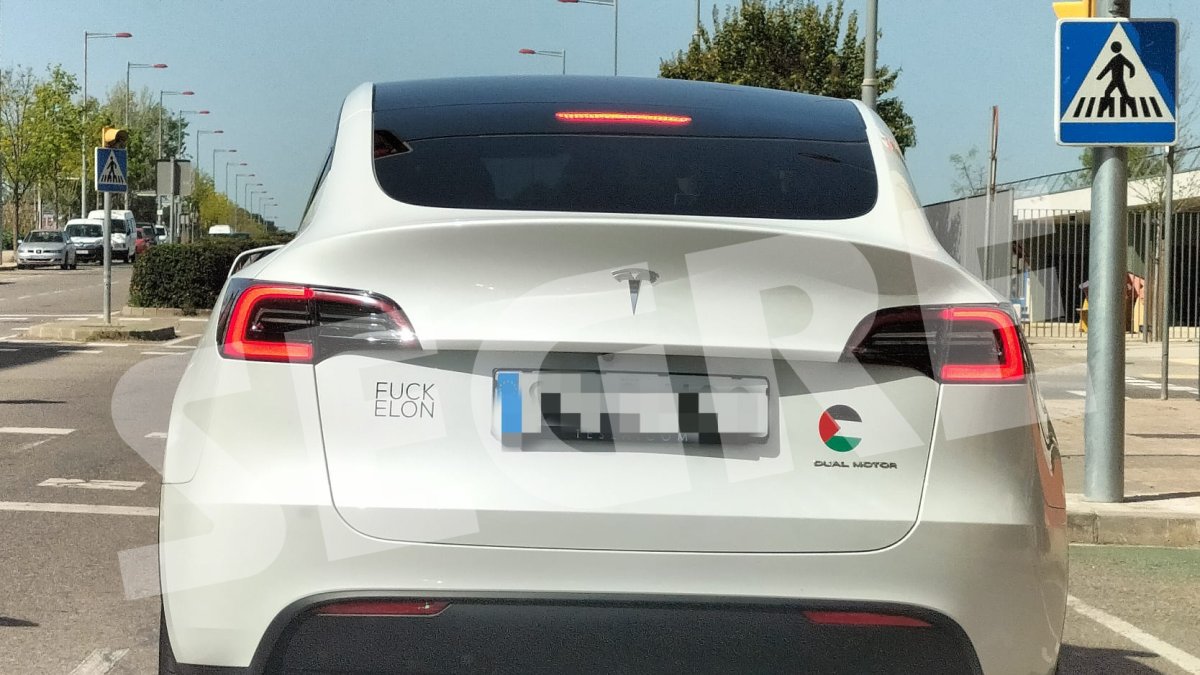 Un cotxe de Tesla circulant aquest dilluns per l’avinguda de Pinyana de Lleida, amb un adhesiu 