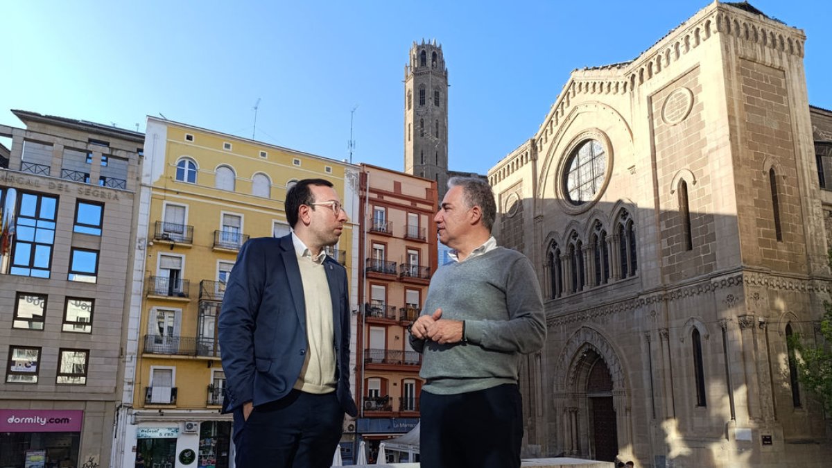 Xavi Palau y Elías Bendodo, ayer en la plaza Sant Joan. - S.E.