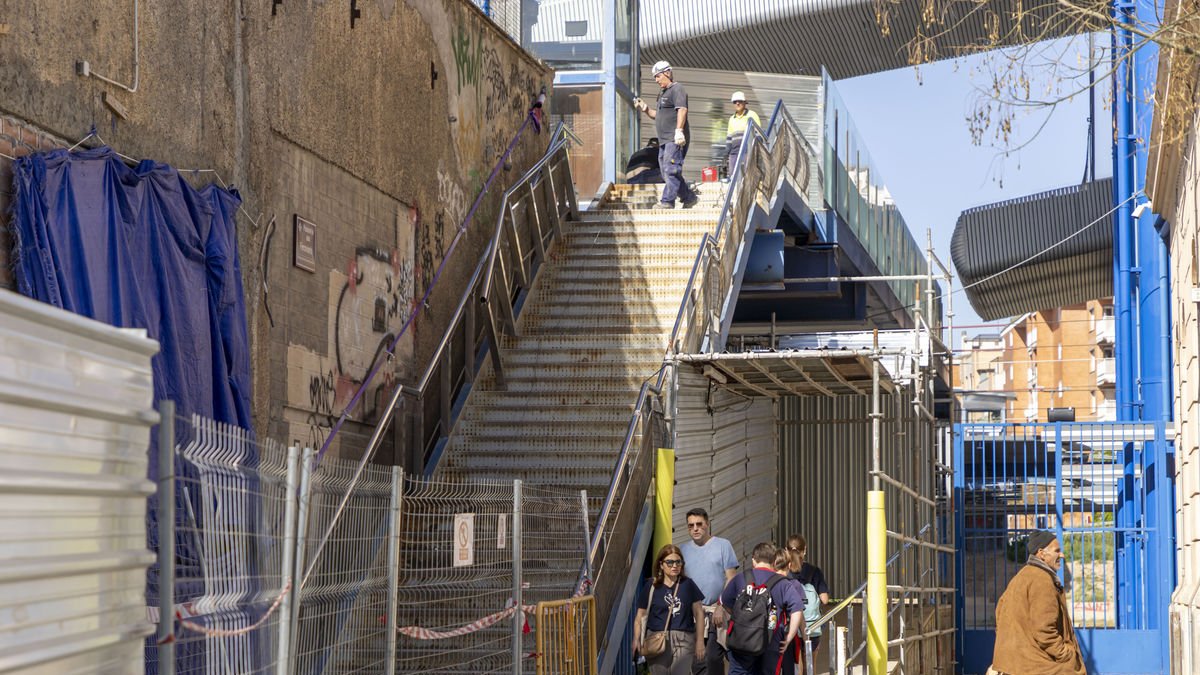 Els operaris van retirar ahir baranes i els vianants utilitzaven la rampa per accedir a la passarel·la. - JORDI ECHEVARRIA