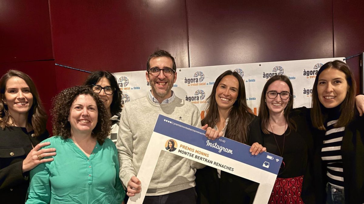 Los miembros del área de Trabajo Social de Urgencias del Arnau de Vilanova con el premio MONNS. - ICS LLEIDA