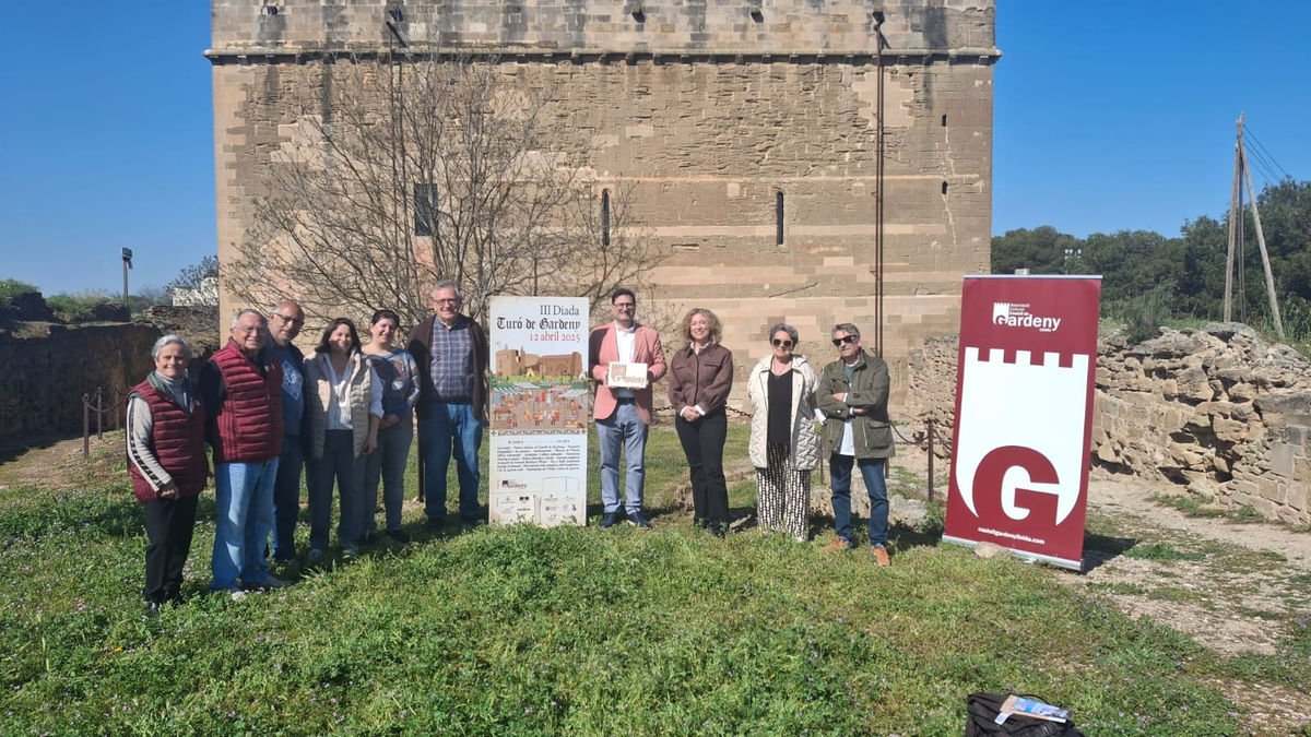 Presentació ahir de la Diada davant del castell medieval de Gardeny. - PAERIA