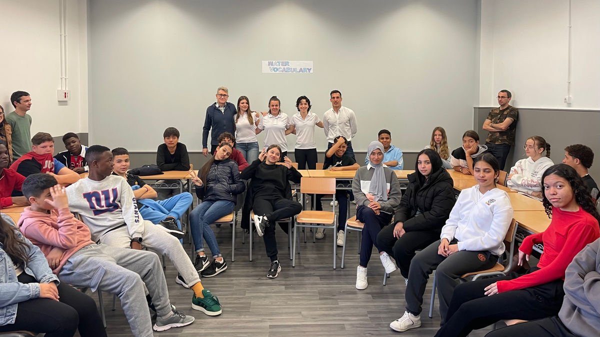 Alumnes de l’INS Castell dels Templers amb els ponents al fons.