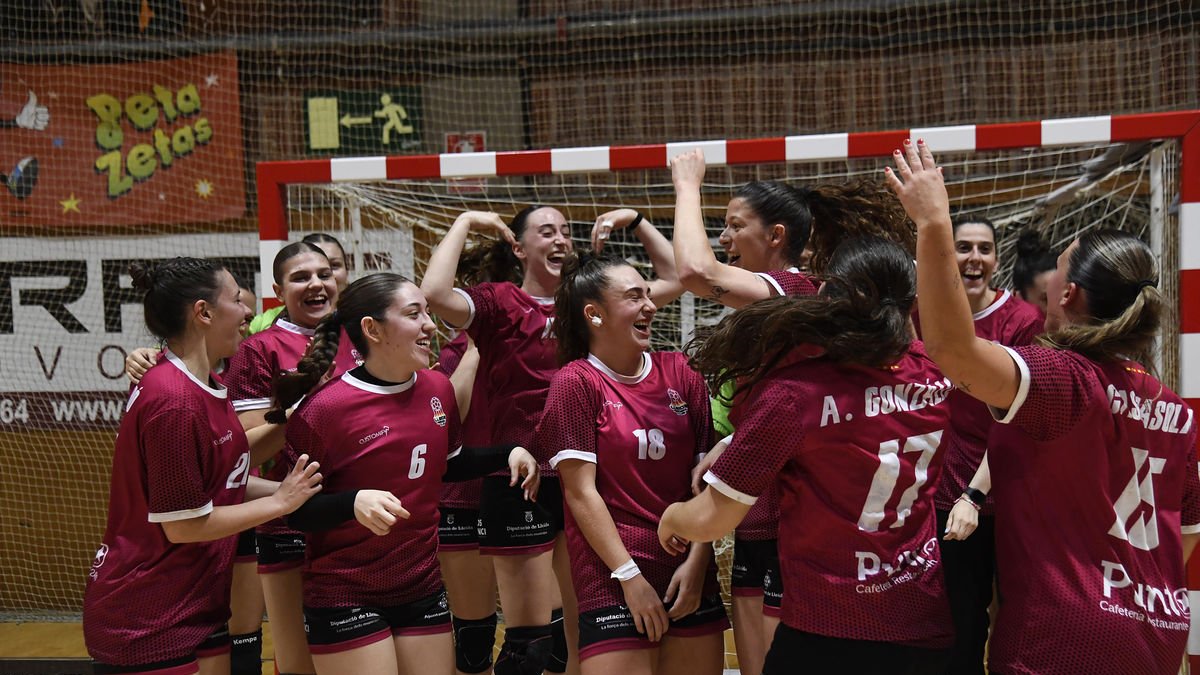 Les jugadores del Lleida Handbol, el 22 de març celebrant la classificació per a la fase d’ascens. - SANTI IGLESIAS