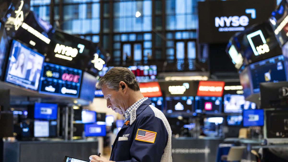 Wall Street arranca la setmana amb extrema volatilitat davant la incertesa aranzelària dels EUA. - EFE
